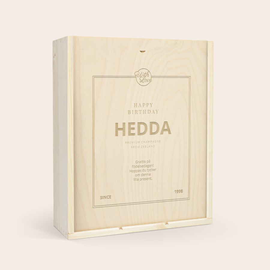 Personligt champagnefodral Ett lyxigt träfodral med personlig gravyr för en flaska och 2 champagneglas. Locket är graverat med "Happy Birthday Hedda" och ett personligt meddelande.