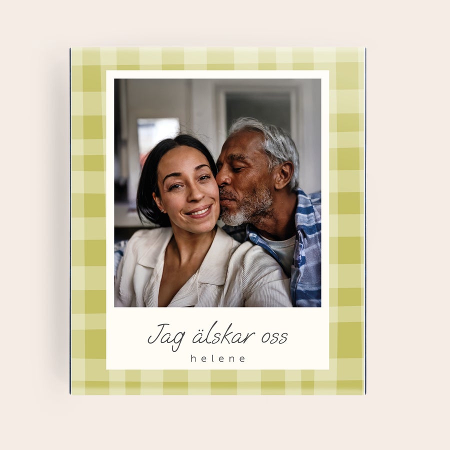 Personlig Pukka-te Personlig tebox med tryckt rutigt mönster foto av par med texten Jag älskar oss och namnet Helene, din personliga te-upplevelse väntar på dig.