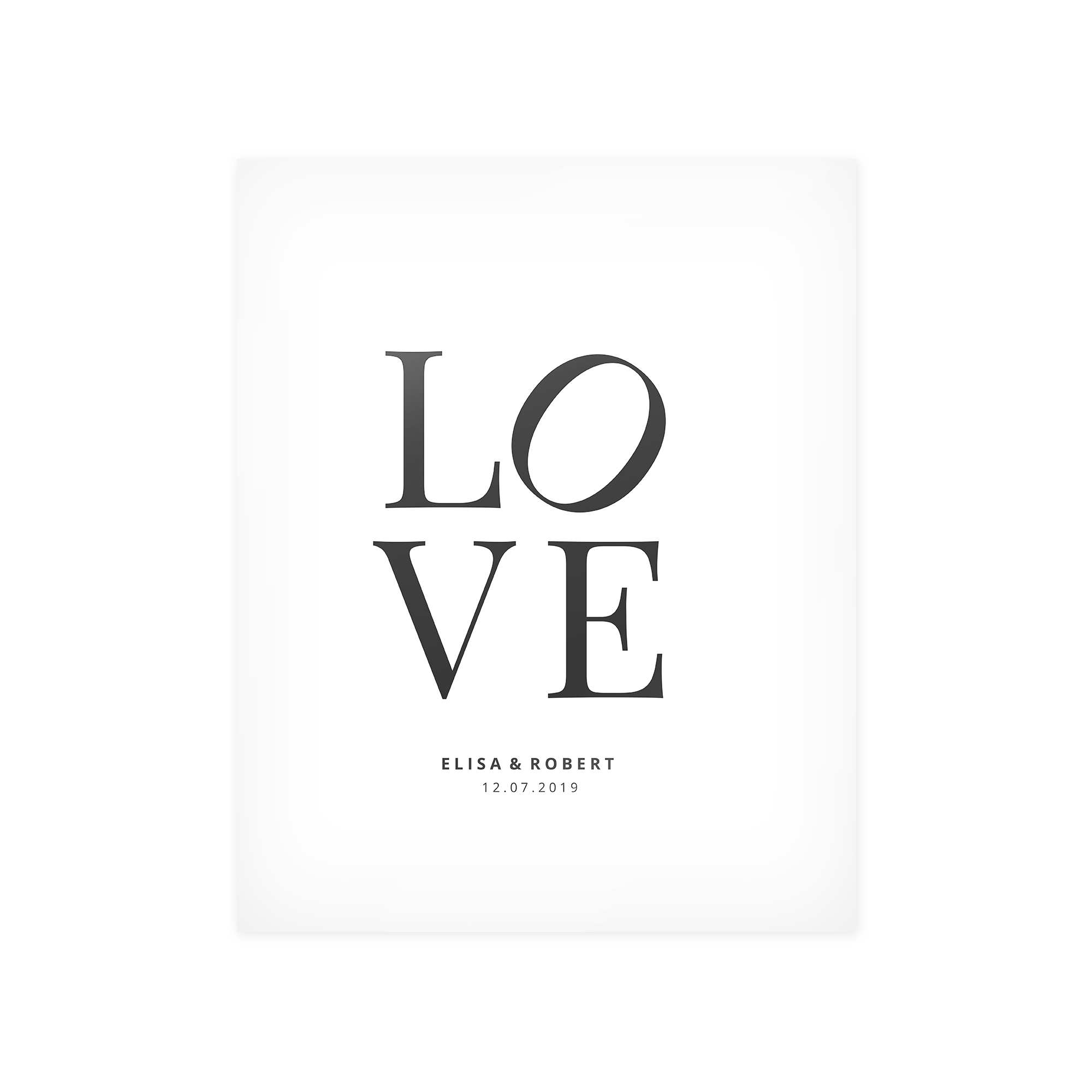 Persoonlijke poster met de tekst LOVE, namen Elisa & Robert en datum 12.07.2019, geprint op posterpapier.