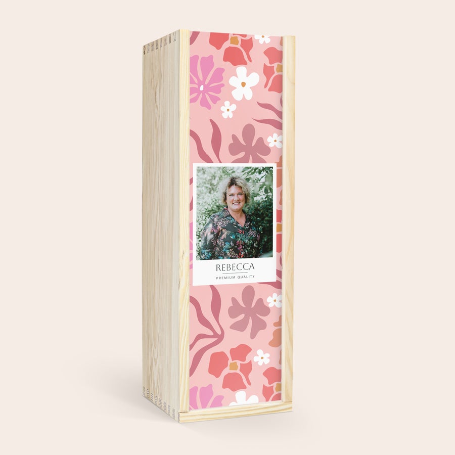 Graham's Personalizzato - The Tawny Reserve Astuccio di legno con bottiglia di Porto Graham's The Tawny Reserve. L'astuccio è personalizzato con foto di donna e testo "Rebecca Premium Quality" su sfondo floreale rosa.