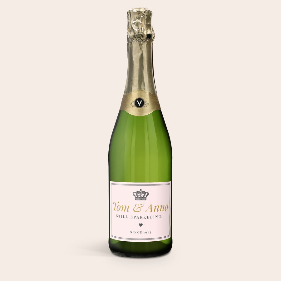 Personligt alkoholfritt vin Vintense Blanc 0% Vintense Blanc alkoholfri flaska med egen etikett, tryckt med namn Tom & Anna