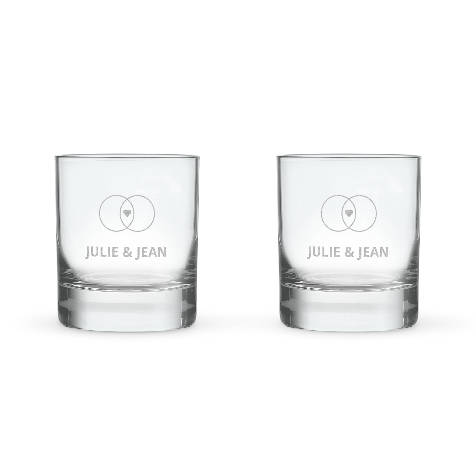 Deux verres à whisky personnalisés gravés avec les prénoms JULIE & JEAN et deux alliances, parfait pour un amateur de whisky