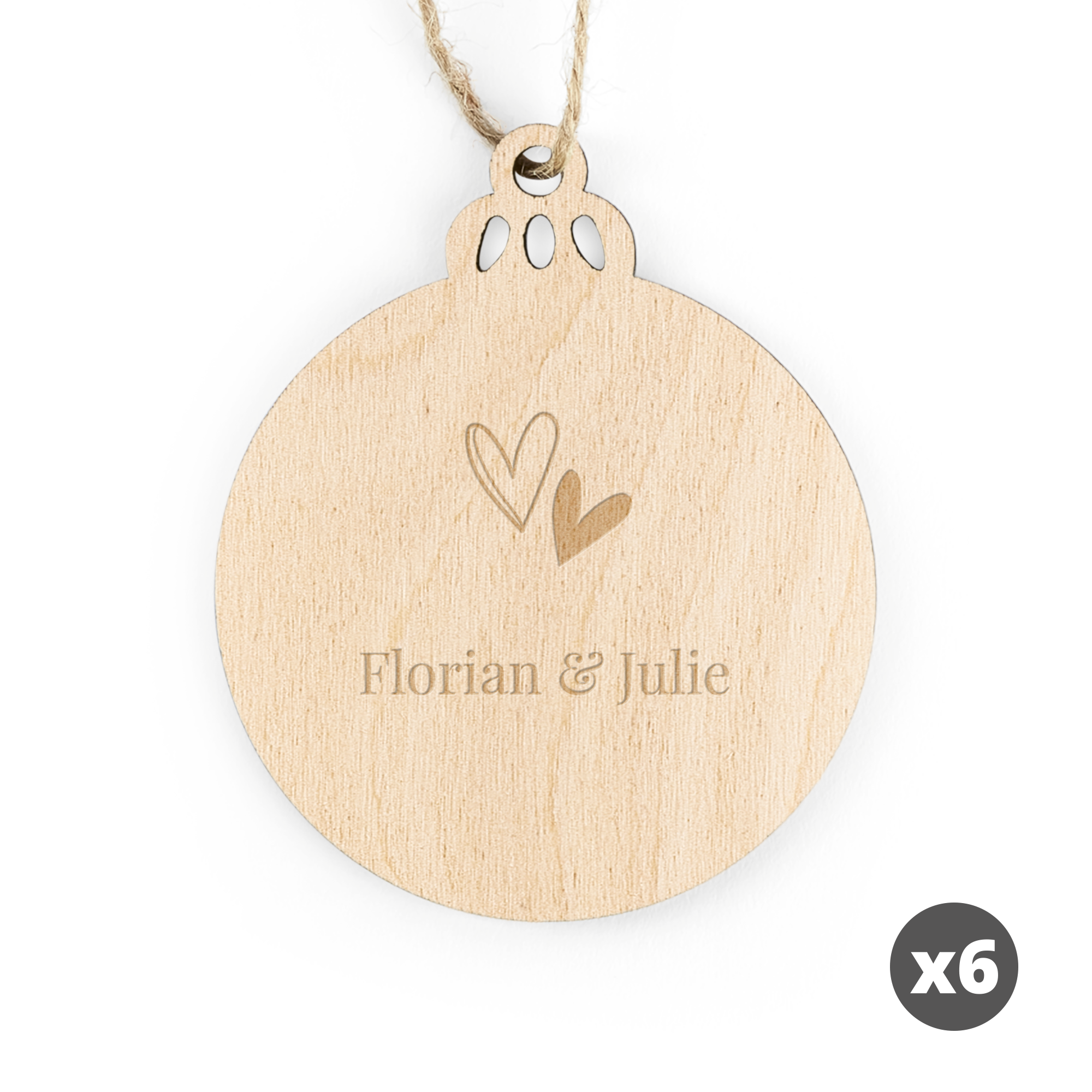 Décoration de Noël en forme de boule en bois gravée avec les noms Florian & Julie et des cœurs