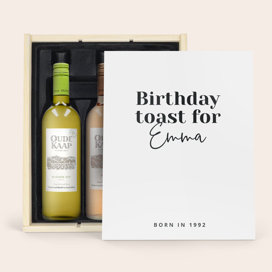 Bor készlet Oude Kaap Oude Kaap borválogatás fehér, rosé és vörös borral, személyre szabott dobozban "Birthday toast for Emma born in 1992" szöveggel, nyomtatott borítóval.