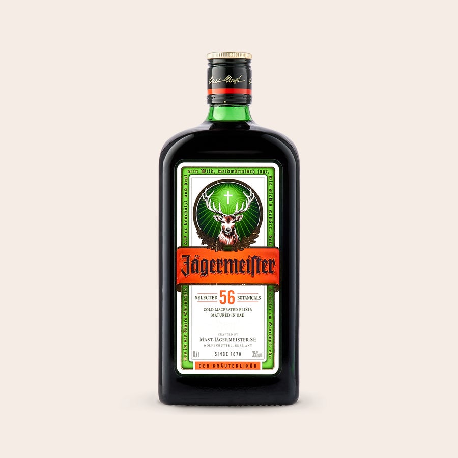 Jägermeiste i en personlig låda Jägermeister spritflaska, en överraskning med sin ikoniska logotyp av en hjort med ett kors, perfekt för en personlig gåva.