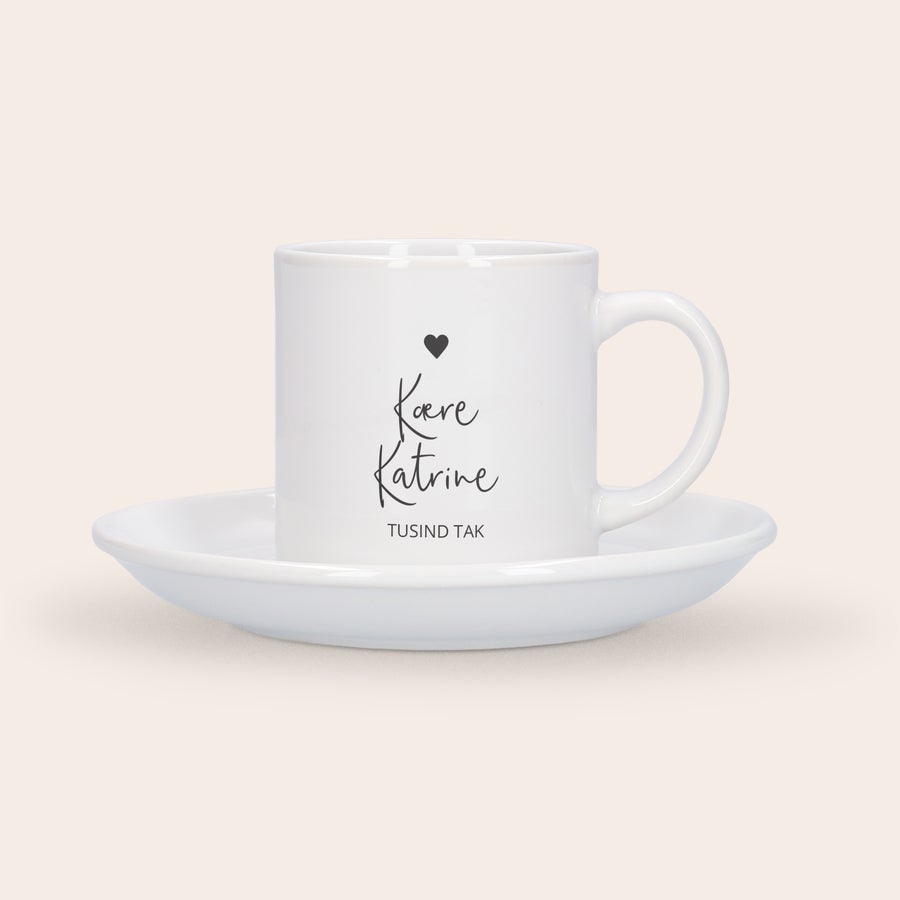 Personlig cappuccinokrus med foto Hvid kop og tallerken med dit eget foto og tekst, trykt med teksten Kære Katrine og et lille hjerte.