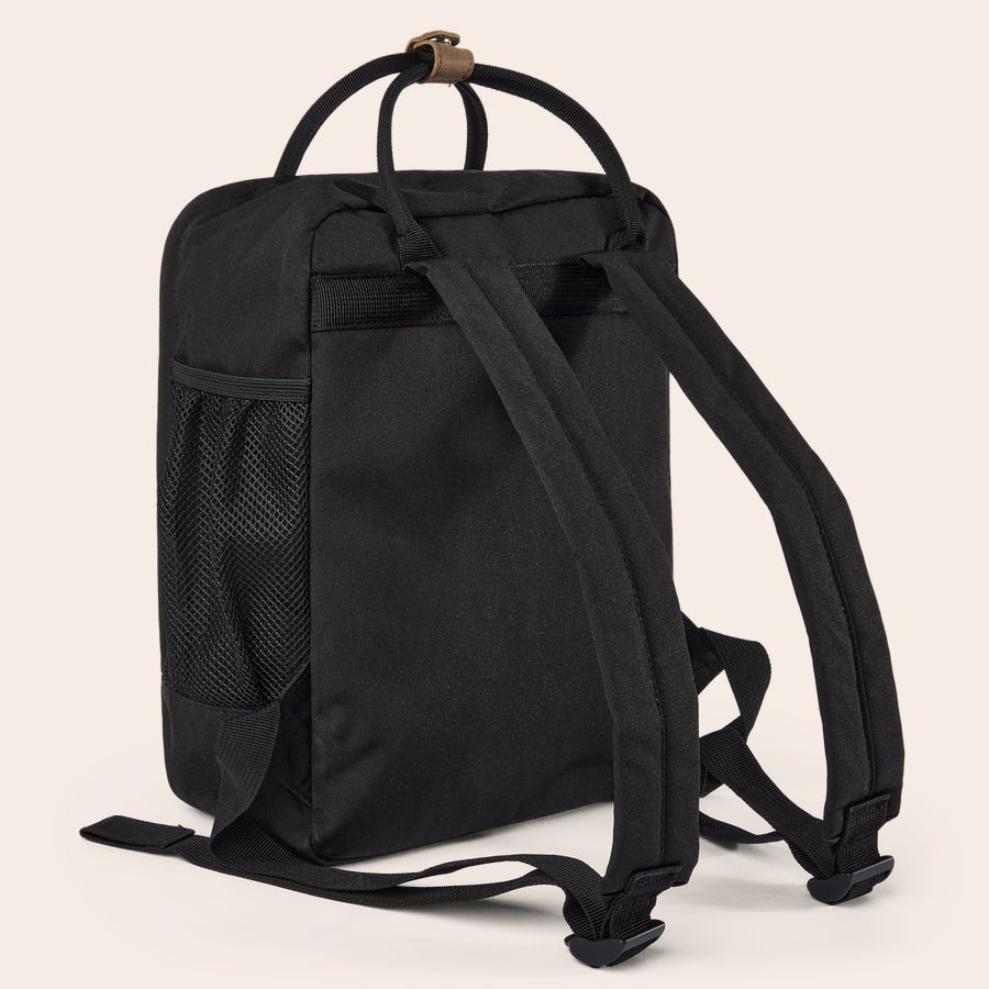 Personlig ryggsekk med navn Svart ryggsekk med doble håndtak og mesh-lomme, klar for å trykkes med personlig navn eller design.