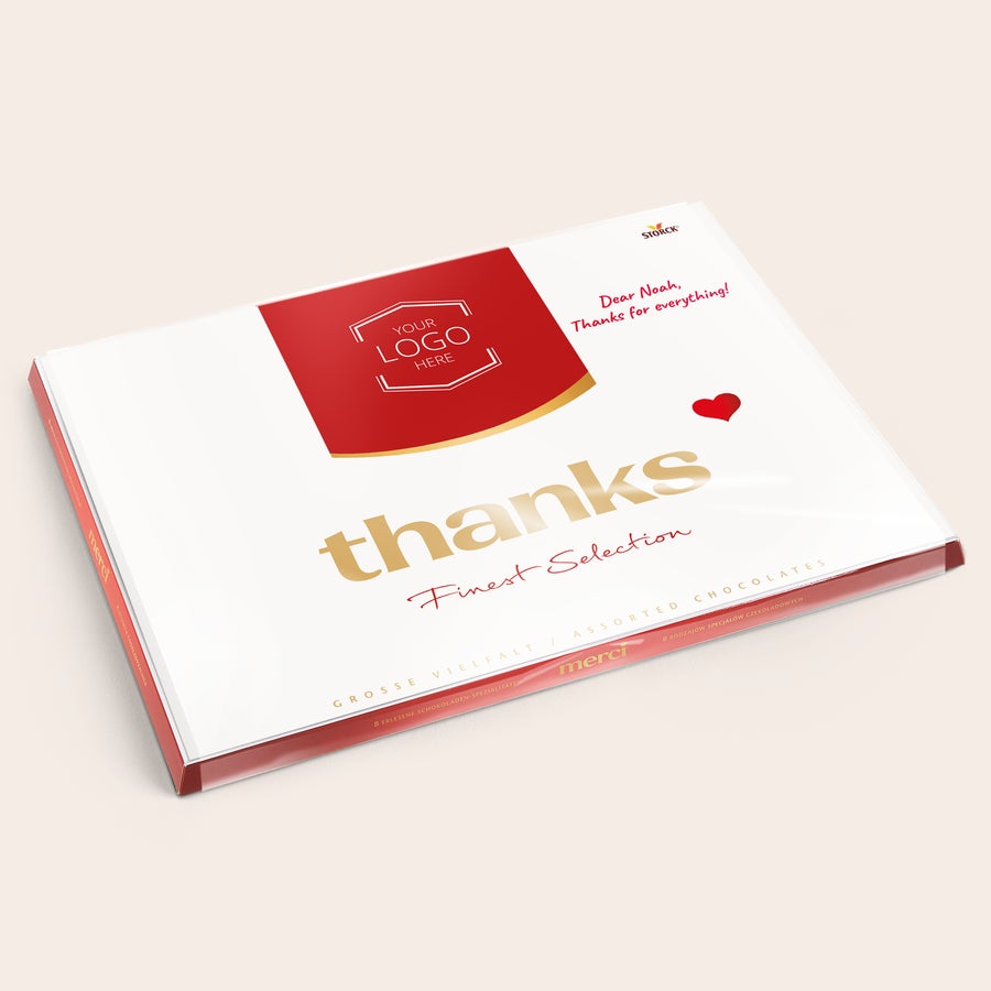 Merci Chokolade med personligt kort Merci chokolade gaveæske med et rødt kort. Kortet er trykt med teksten Your Logo Here, Dear Noah, Thanks for everything! og en guldskrift der siger thanks. Hvem overrasker du med en Merci chokolade gaveæske med personligt kort?