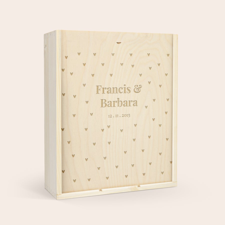 Coffret vin personnalisé - Oude kaap Coffret en bois personnalisé pour 3 bouteilles de Oude Kaap gravé avec les prénoms Francis & Barbara et la date 12.11.2015