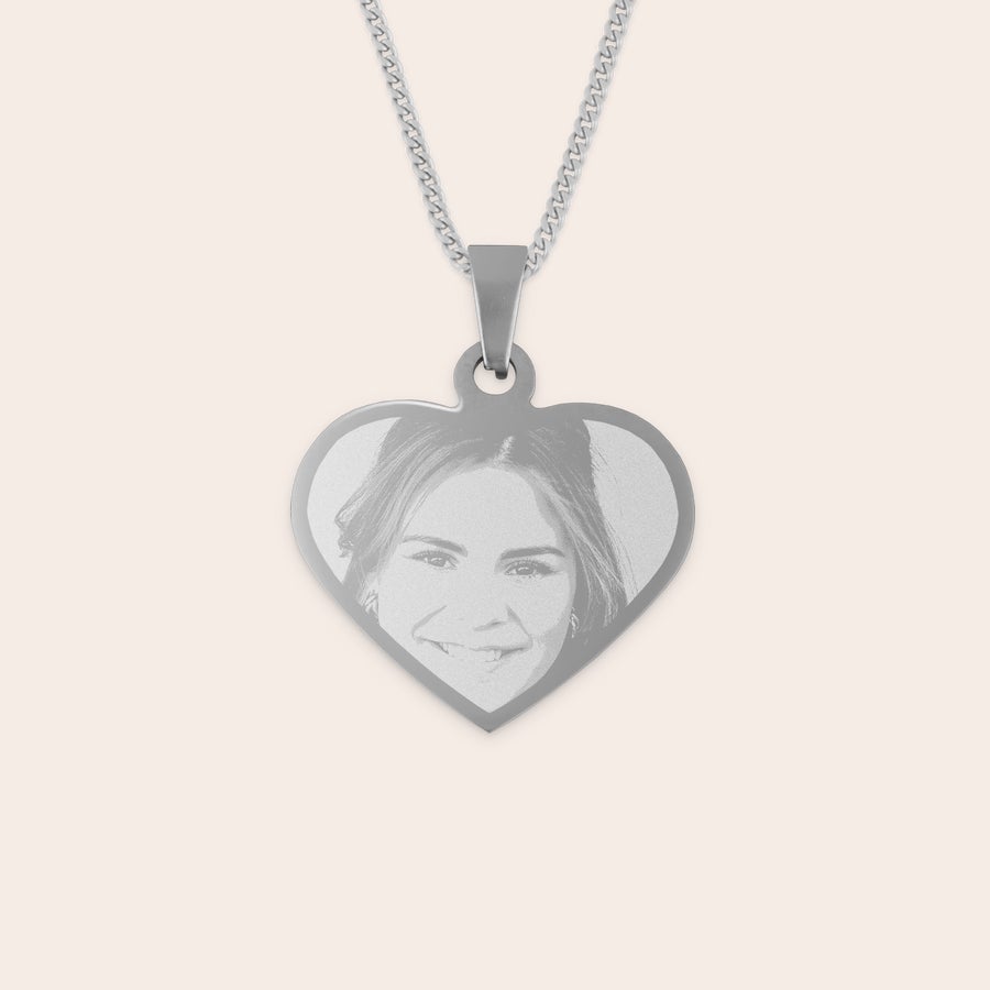 Colar com coração gravado Pendente de ródio em formato de coração gravado com foto de uma mulher sorrindo.
