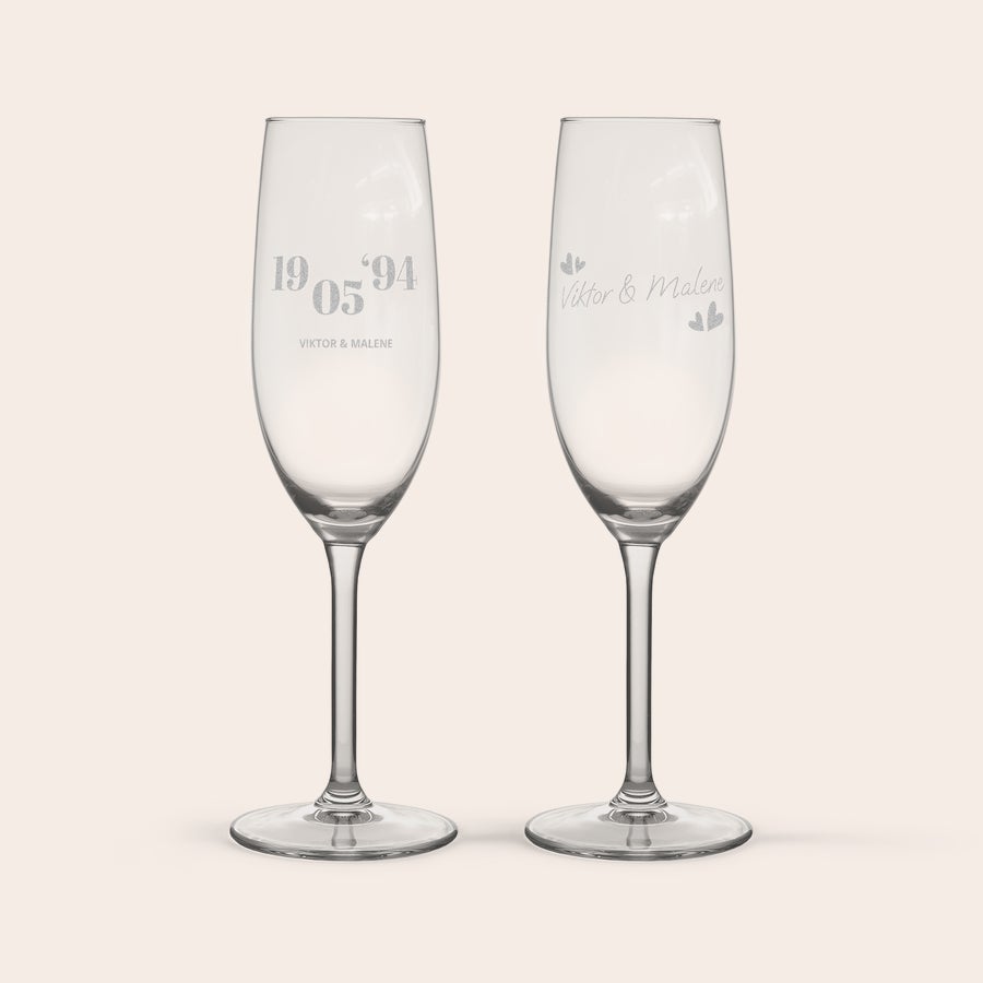 Rene Schloesser champagne gavesæt med 2 graverede glas To champagneglas indgraveret med navnene Viktor & Malene, hjerter og datoen 1994-2005. Perfekt til at fejre livet.