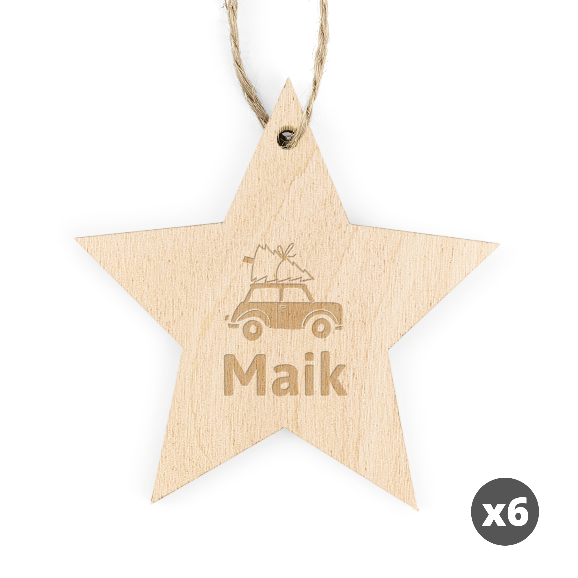 Holzstern mit Gravur, personalisiert mit dem Namen Maik und einem Auto mit Weihnachtsbaum als Dekoration