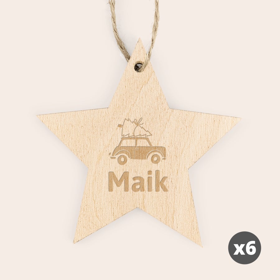 Personalisierter Weihnachtsschmuck Holz Holzstern mit Gravur, personalisiert mit dem Namen Maik und einem Auto mit Weihnachtsbaum als Dekoration