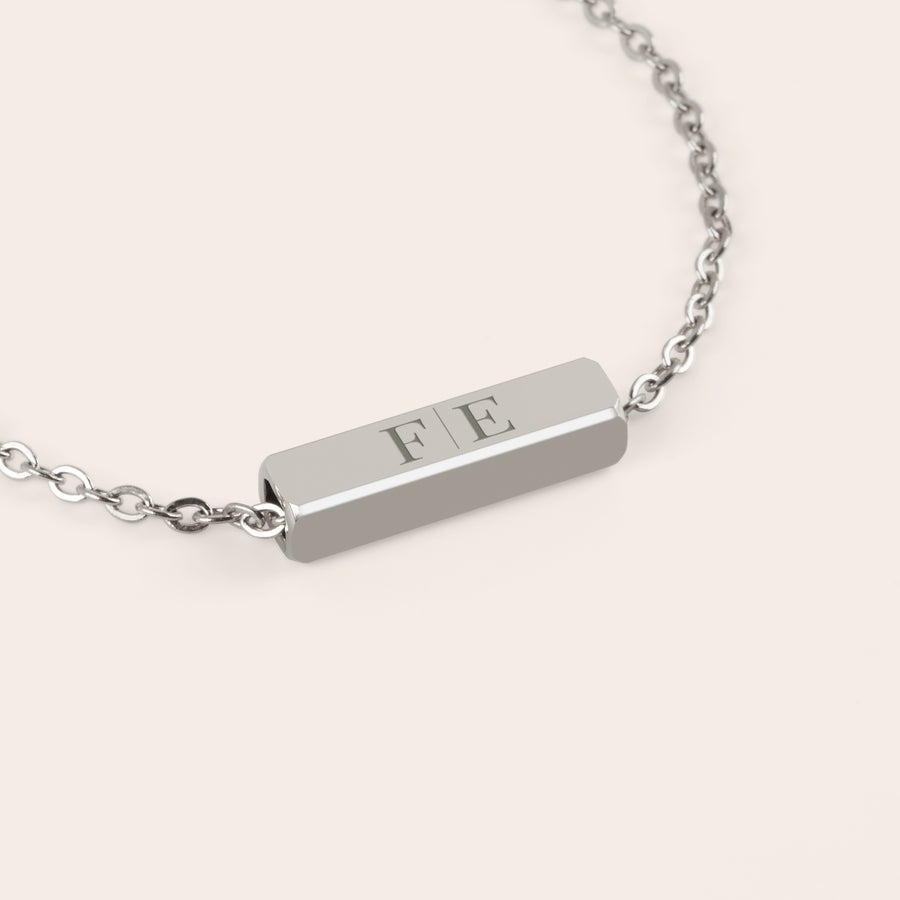 Bar armbånd Personlig gravert armbånd med initialene F og E på den sekskantede platen.