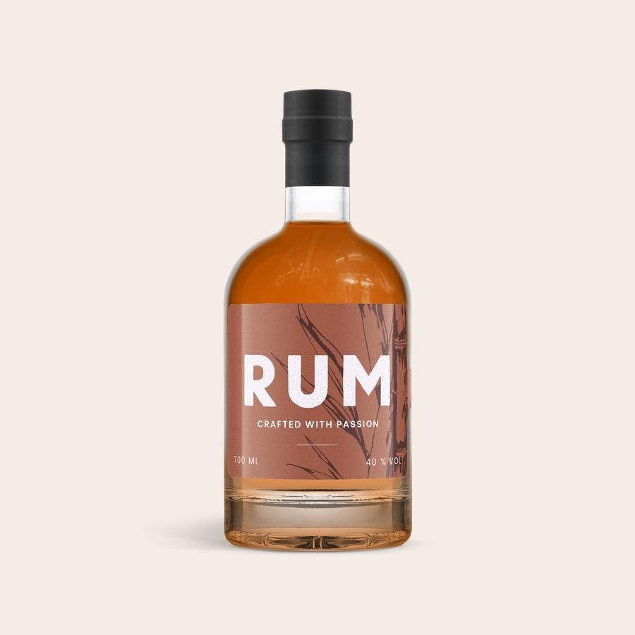 Rum Personalisiert Flasche dunkler Rum mit Etikett "RUM Crafted with Passion", 700 ml und 40% VOL. Dies ist ein tolles Getränke Geschenkset.