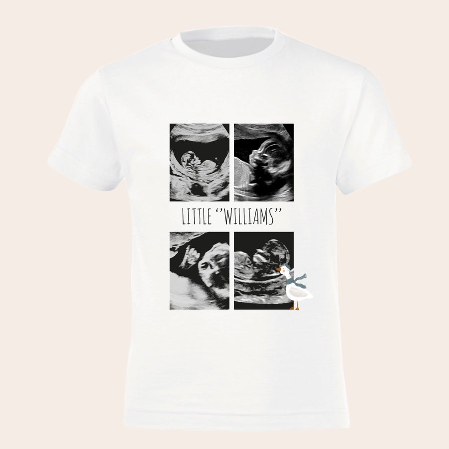 Maglietta Personalizzata - Fratello/Sorella Maggiore T-shirt bianca personalizzata stampata con quattro ecografie del futuro bebé e il testo Little Williams per annunciare la seconda gravidanza
