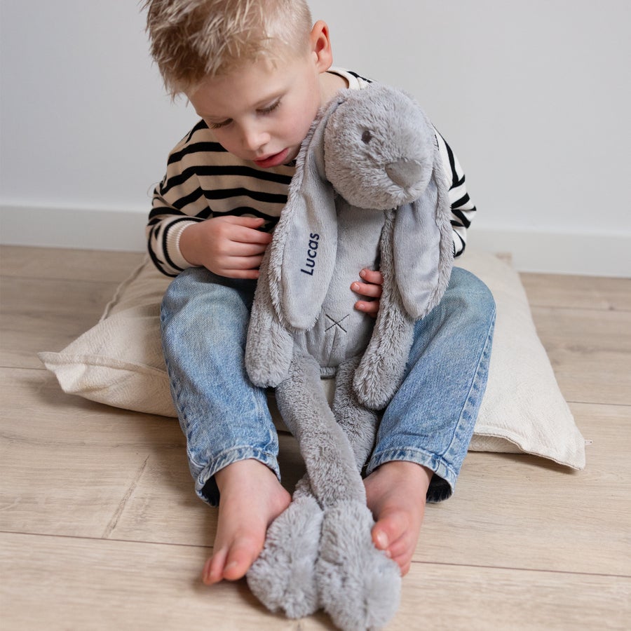 Peluche lapin personnalisé - Happy Horse Enfant et son doudou lapin personnalisé gris brodé avec le prénom Lucas