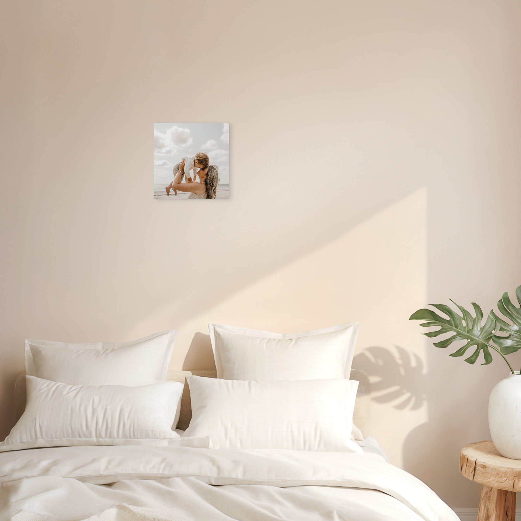 Panel de arte mural de madera personalizado con foto de madre e hijo en la playa, impreso con tu diseño.