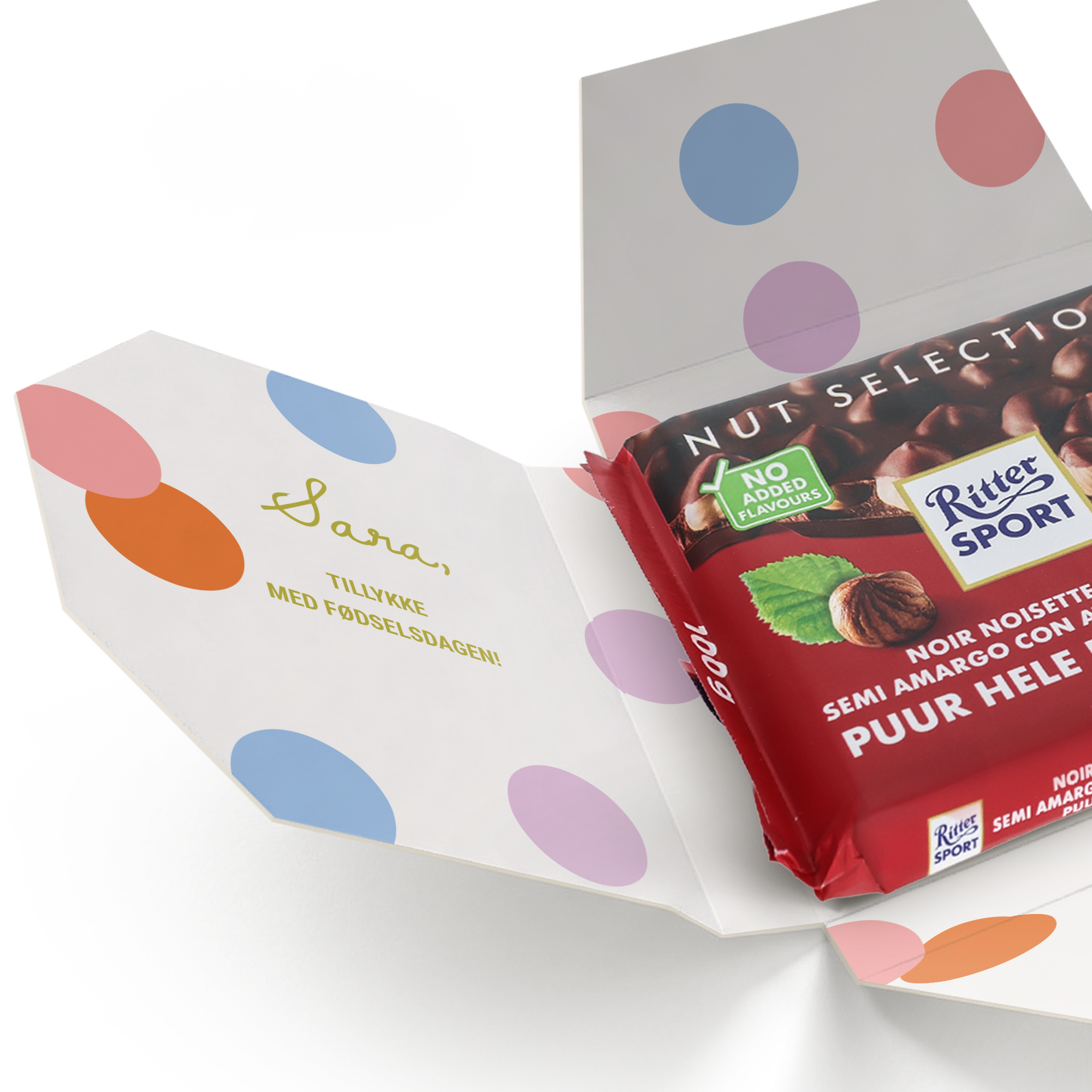 Personliseret chokolade - Ritter Sport - Mørk Helnød med navnet Sara og fødselsdagshilsen trykt på en gaveæske med farvede prikker.