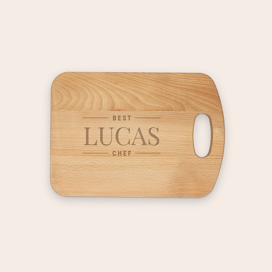 Personligt Træ Skærebræt Træskærebræt med indgraveret tekst "BEST LUCAS CHEF" og et ovalt håndtag, tilpasset med din egen tekst