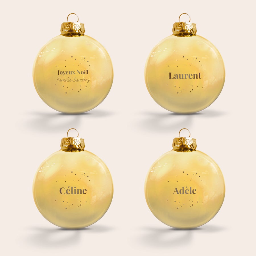 Boule de Noël Personnalisée en Verre Quatre boules de Noël en verre personnalisées et gravées avec les noms Laurent Céline Adèle et Joyeux Noël Famille Sanchez