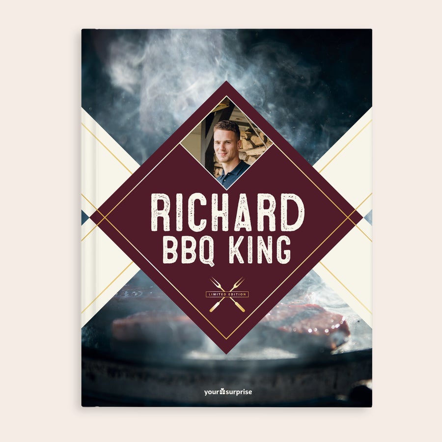 Barbecue kookboek "BBQ King/Queen" personaliseren Gepersonaliseerd barbecue kookboek met de naam Richard BBQ King en een foto van Richard, bedrukt met eigen tekst.