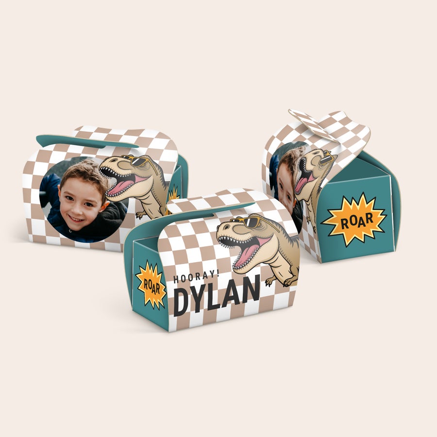 Darčeky z balenia Milka Favourites – personalizované Personalizované krabičky na Milka Favority s fotkou chlapca a potlačou dinosaura s menom Dylan.