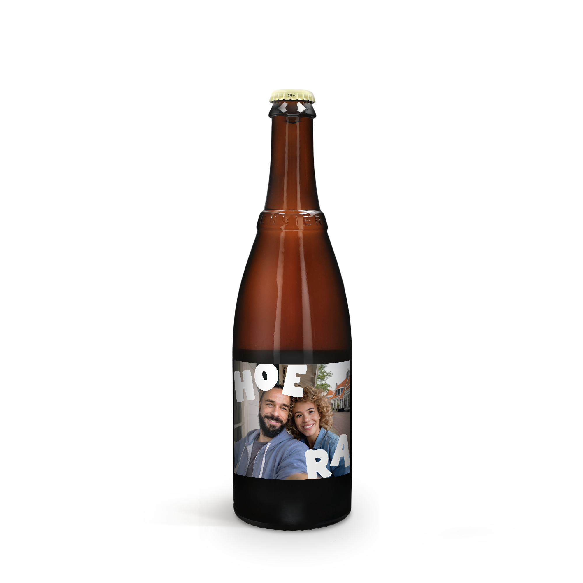 Botella de cerveza Westmalle Tripel con etiqueta personalizada con una foto de pareja y el texto "HOERA" impreso.