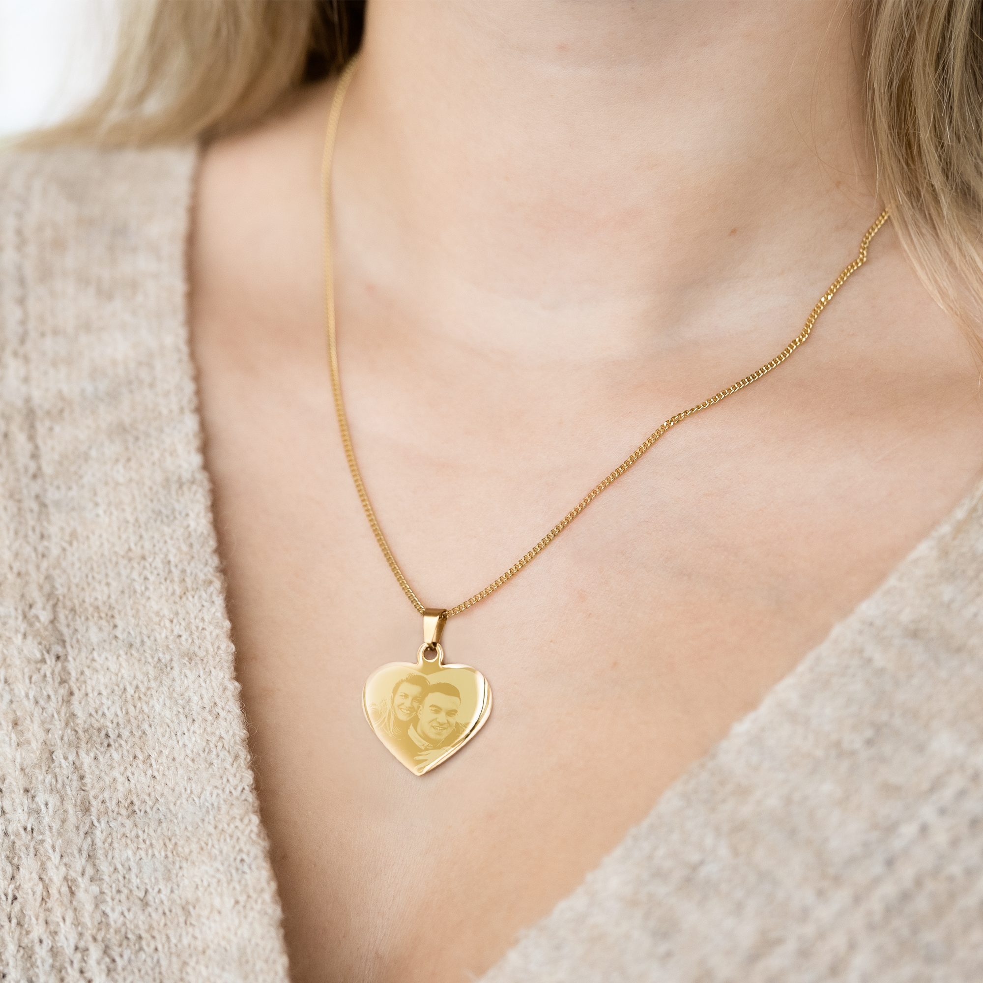 Gold-plated heart pendant engraved with a photo of two people. Give a beautiful gold-plated pendant engraved with photo and text as a gift.