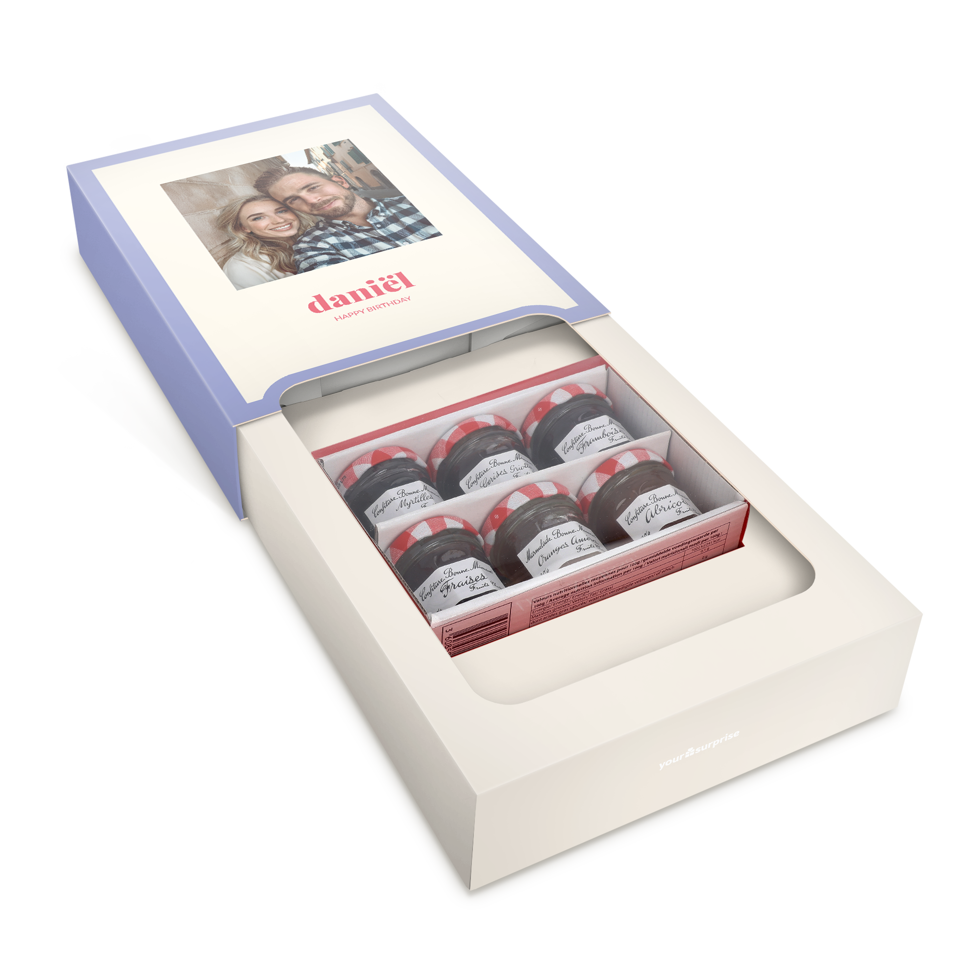 Caja de regalo Bonne Maman con foto personalizada de pareja sonriente, el nombre Daniel y texto "Happy Birthday", junto a 6 mini mermeladas de sabores.