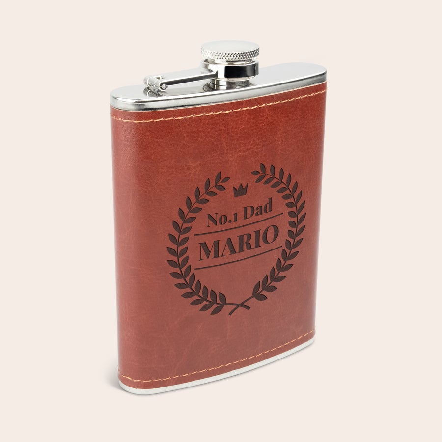 Gravert lommelærke Brun inngravert lommelerke med navn Mario, "No.1 Dad" og en kransdesign, perfekt for din yndlingsdrikk.
