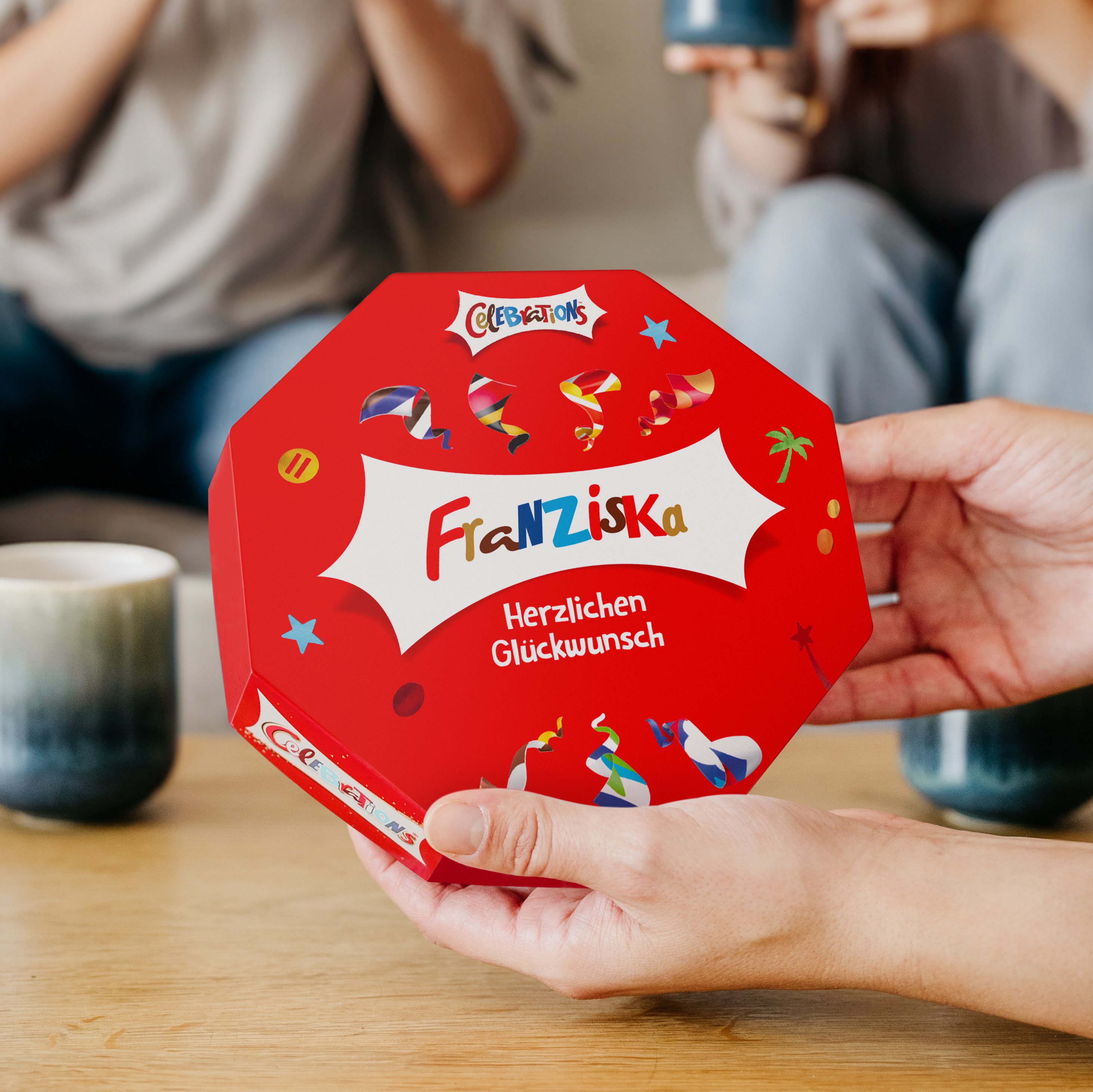 Personalisierte Celebrations Chocolate Box mit Namen "Thomas" und dem Schriftzug "Schönen Valentinstag", gedruckt auf roter Verpackung mit bunten Party-Motiven.