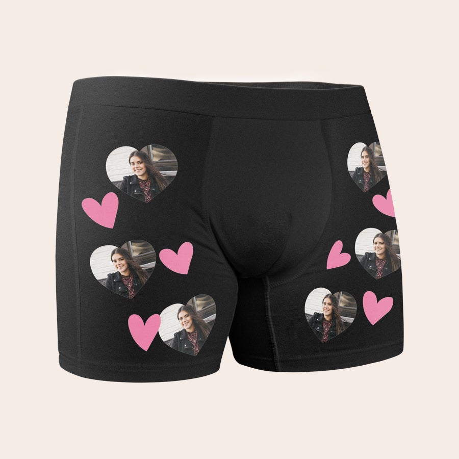 Boxerky s fotografiou Čierne boxerky personalizované s fotkami a ružovými srdiečkami, potlačené na mieru.