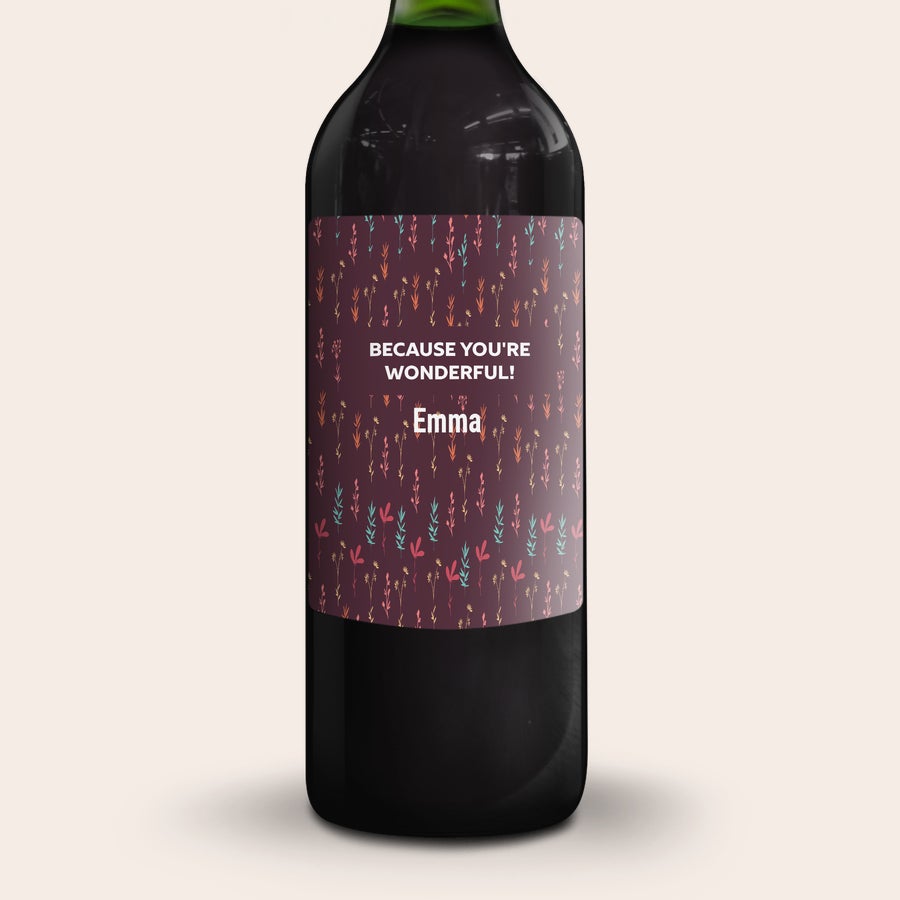 Gluhwein Engelsglut Glühwein personalizado con etiqueta estampada con el texto "Because you're wonderful! Emma" y diseño de plantas, ideal como regalo.