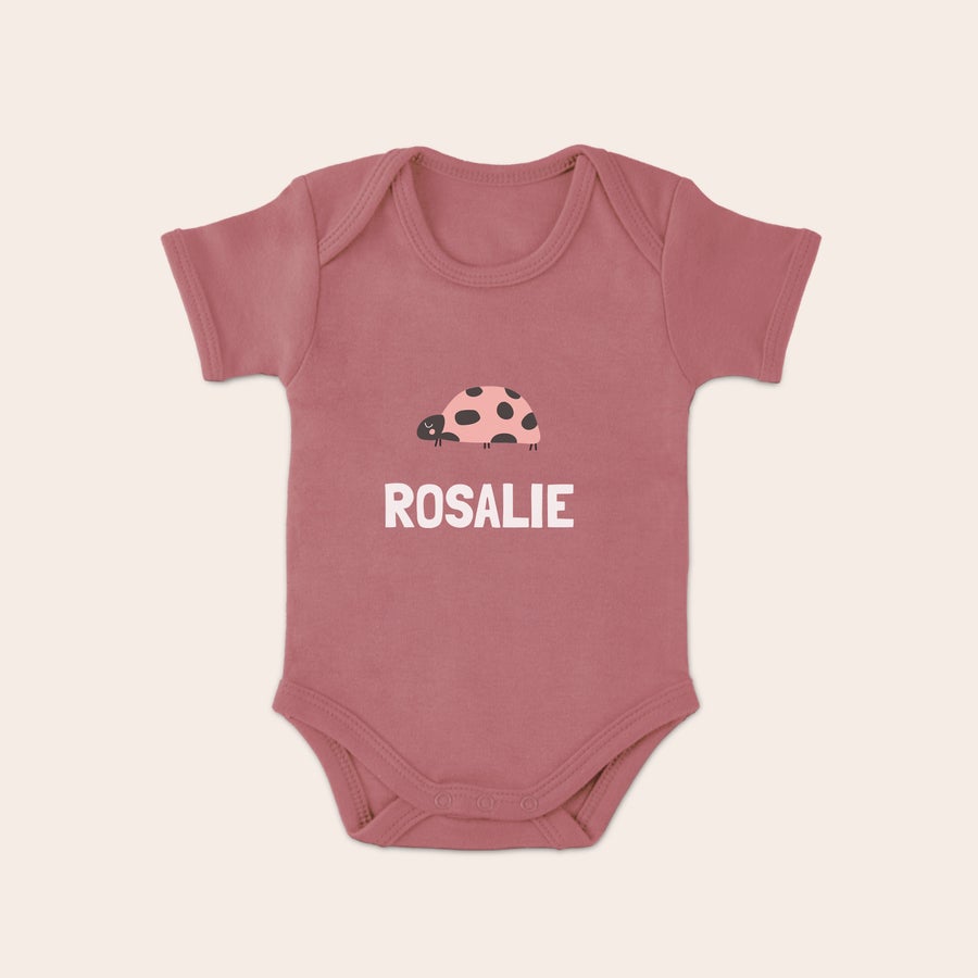 Baby Body bedrucken Rosafarbener Babybody bedruckt mit Marienkäfer und dem Namen ROSALIE, personalisierbar