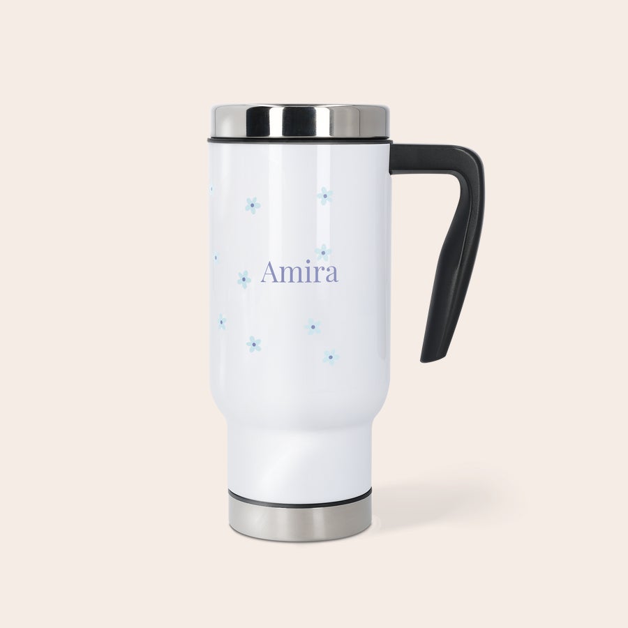 Tazza Termica Personalizzata Tazza thermos bianca con manico nero, stampa disegni allegri floreali blu e il nome Amira in viola, base e coperchio in metallo argentato
