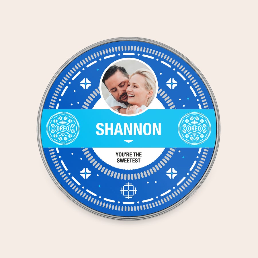 Cutie cadou umplută cu Oreo Cutie cadou Oreo personalizată, cu fotografia unui cuplu, numele Shannon și mesajul You're the Sweetest, perfectă pentru a surprinde pe cineva.