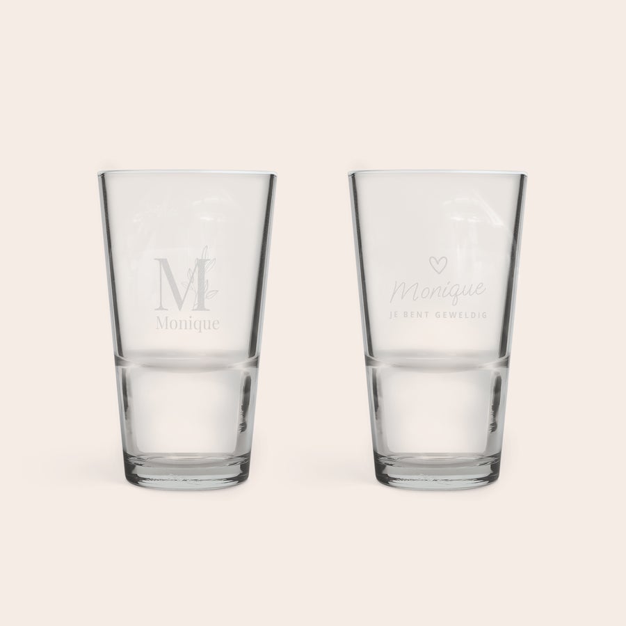 Bierglas 34 cl Twee gepersonaliseerde vaasjes met de naam Monique, gegraveerd met een M met bloemen en een hartje.