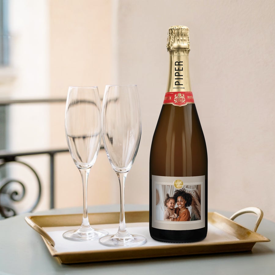 Piper Heidsieck Brut - Champagner mit Gläsern Piper Heidsieck Brut - Champagner mit Gläsern