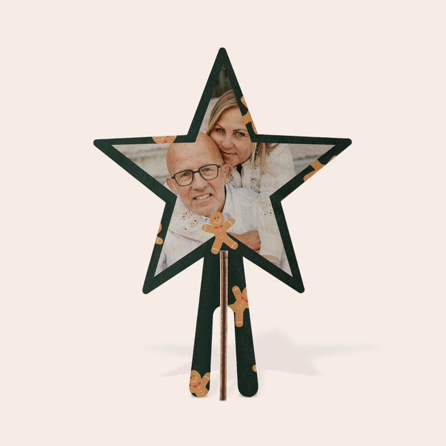 Albero di Natale artificiale con puntale a forma di stella in legno personalizzato Puntale in legno personalizzato a forma di stella, stampato con una foto di coppia, con piccoli omini pan di zenzero sul bordo, per una magia natalizia duratura