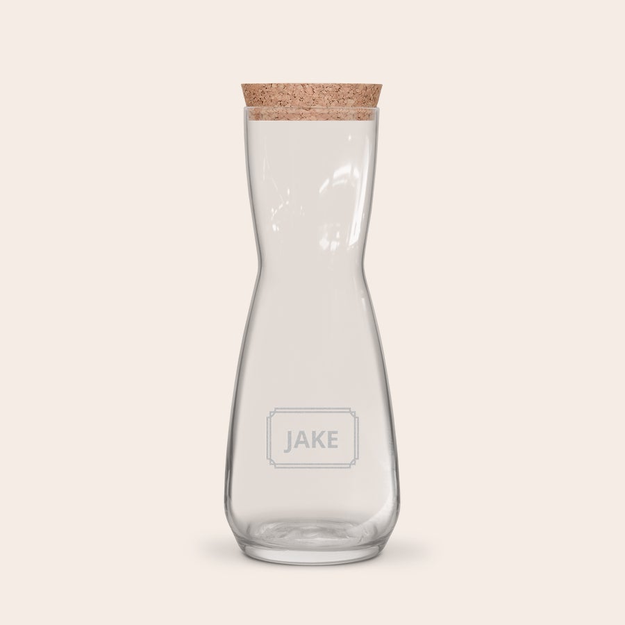 Botella de agua grabada con tapón de corcho Botella de cristal con tapón de corcho, grabada con el nombre "JAKE" en un marco decorativo para servir tu bebida favorita.