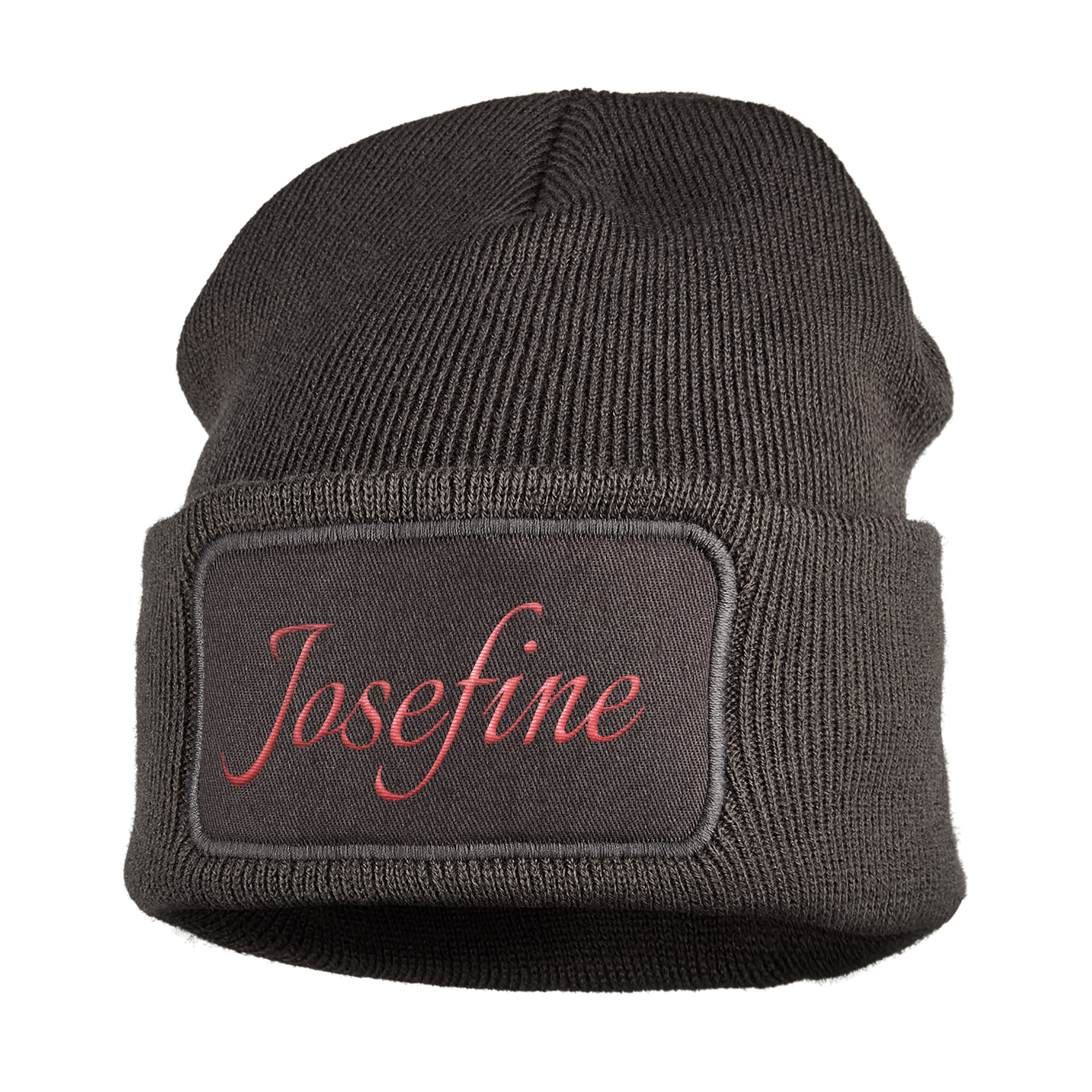 Mørkegrå hue med navnet Josefine broderet i rød skrift, der holder ørerne varme.
