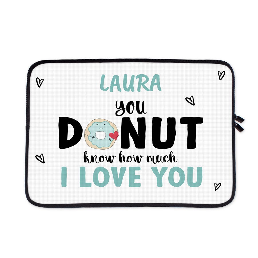 Bedruckte Laptoptasche mit dem Namen Laura und dem Spruch "Laura you donut know how much I love you", inklusive Donut-Grafik.