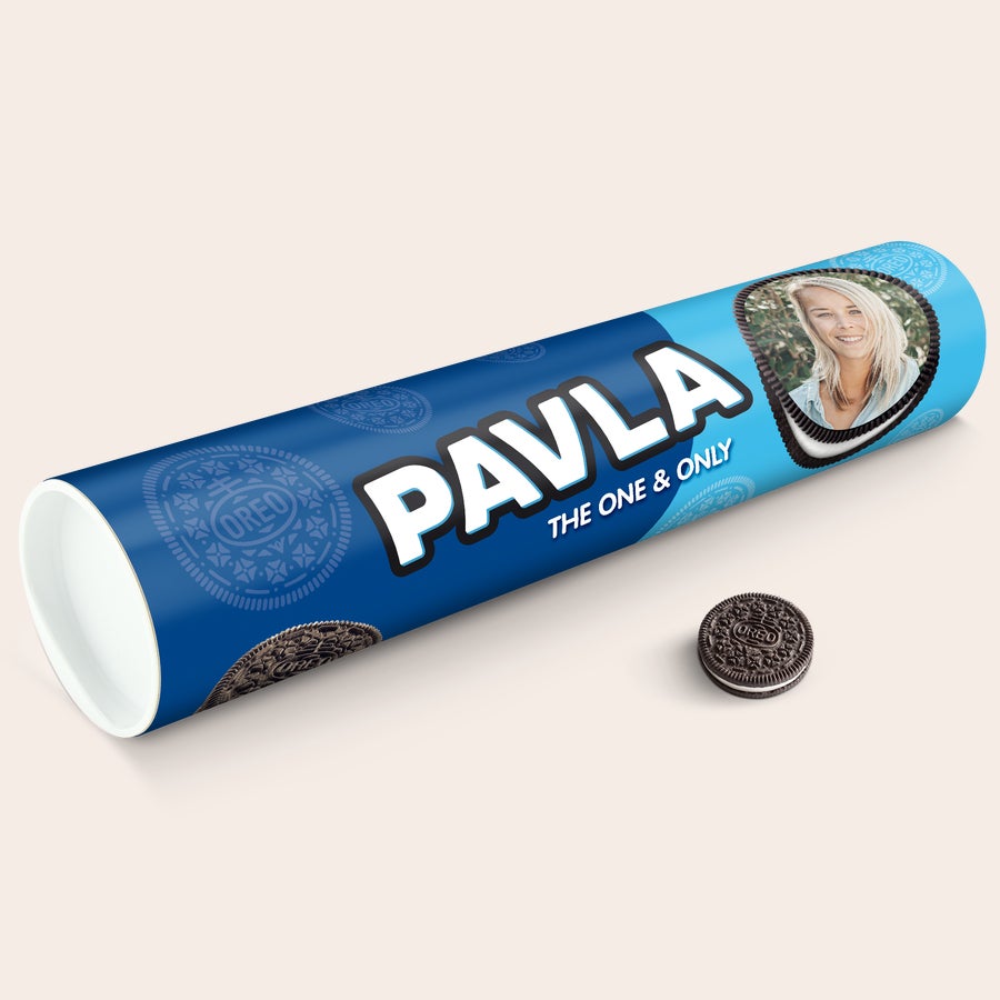 Mega Oreo v dárkové krabičce se jménem a fotografií Mega Oreo dárkové balení s fotografií usmívající se ženy a potiskem jména Pavla
