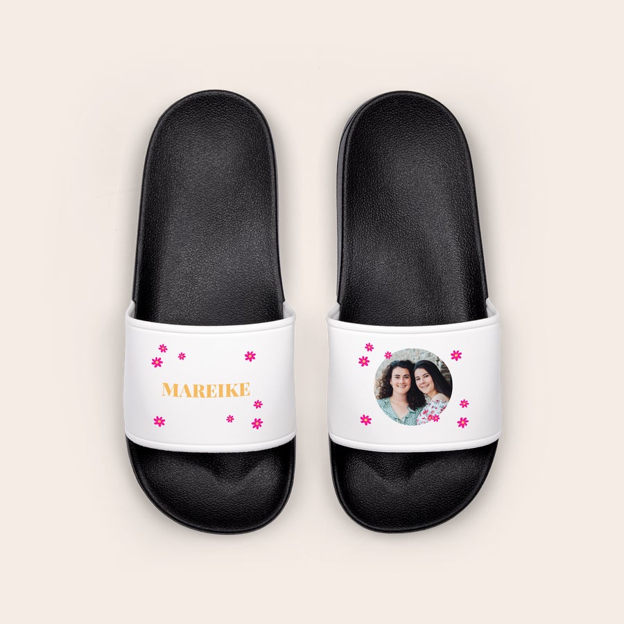 Badelatschen bedrucken Personalisierte Schlappen mit Namen Mareike, Foto von zwei Frauen und pinkfarbenen Blüten bedruckt