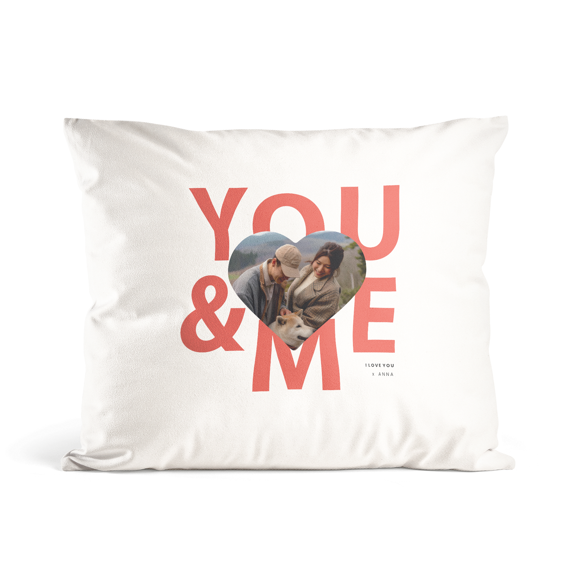 Biała poduszka personalizowana ze zdjęciem w kształcie serca, tekstem "YOU & ME" i "I LOVE YOU x ANNA"