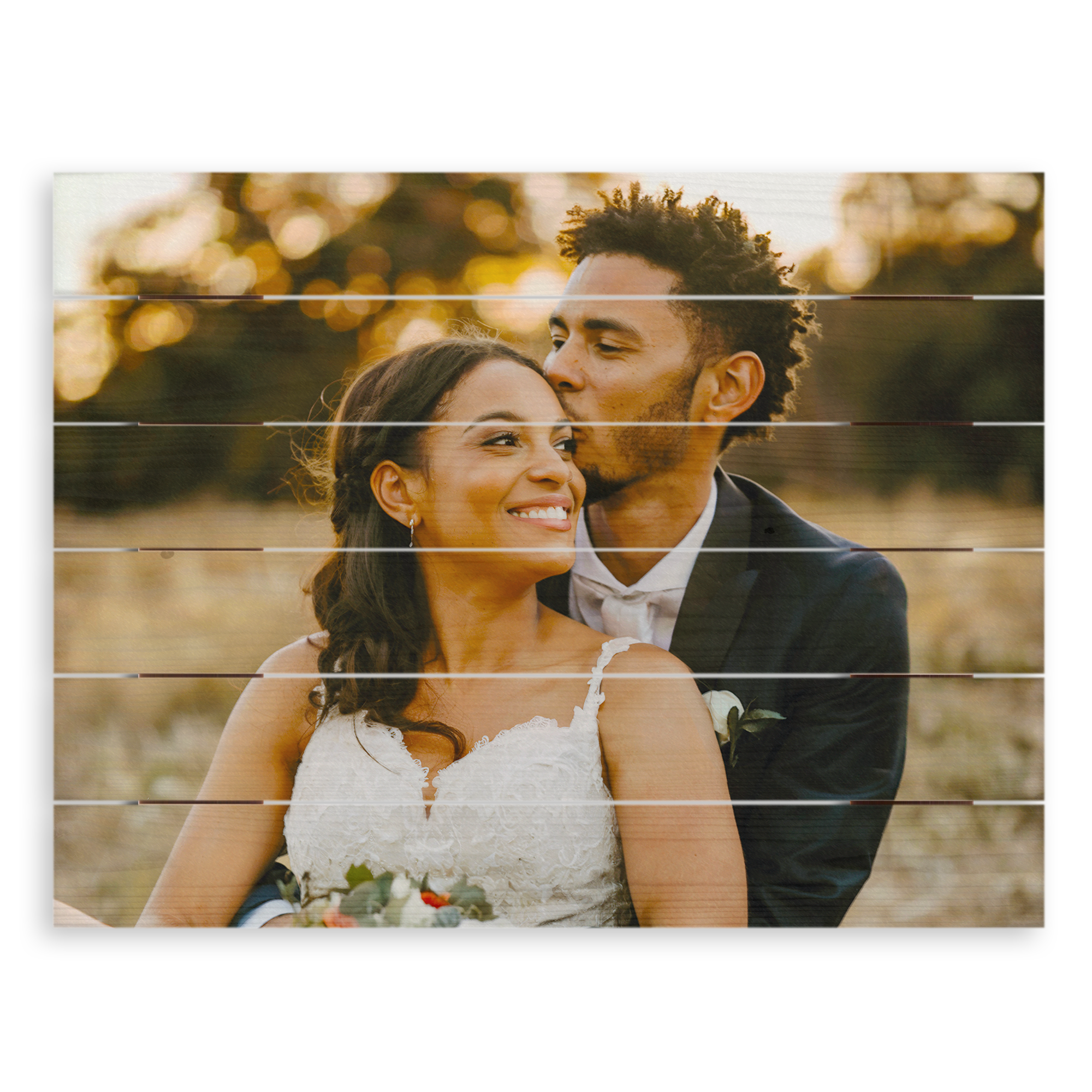 Houten wanddecoratie met een trouwfoto van een stel, geprint op Whitewash vurenhouten planken.
