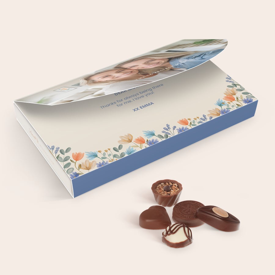 Lindt cukrász pralinék Személyre szabott csokoládédoboz klasszikus pralinékkal, fotóval, üzenettel és virágmintával díszítve.