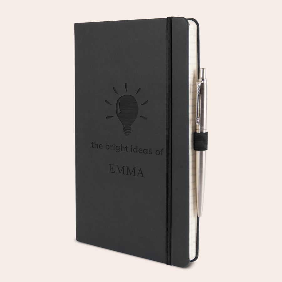 Carnet personnalisé avec gravure Carnet personnalisé noir avec ampoule et texte the bright ideas of EMMA gravé, stylo. Offrez un carnet personnalisé.