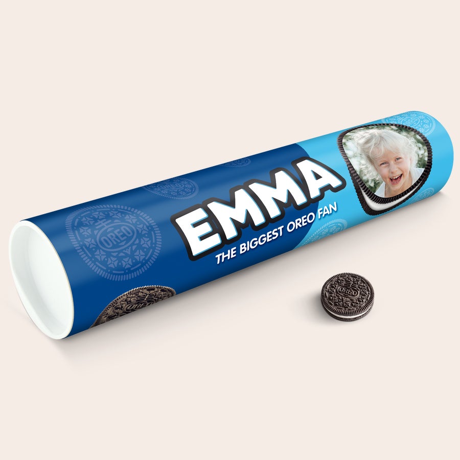 Personaligt XXL Oreo presentrör Mega Oreo presentrör i blått med ett personligt foto, namnet EMMA och texten THE BIGGEST OREO FAN.